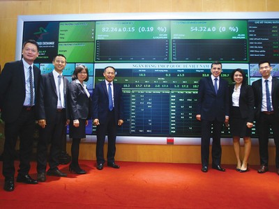 Việc niêm yết là con đường tất yếu, là cần thiết cho quá trình phát triển của ngân hàng (Trong ảnh: Cổ phiếu VIB chính thức giao dịch trên sàn UPCoM ngày 9/1 vừa qua)