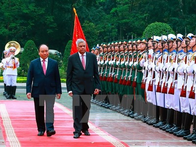 Thủ tướng Nguyễn Xuân Phúc và Thủ tướng Sri Lanka Ranil Wickremesinghe duyệt đội danh dự Quân đội nhân dân Việt Nam. (Ảnh: Thống Nhất/TTXVN)