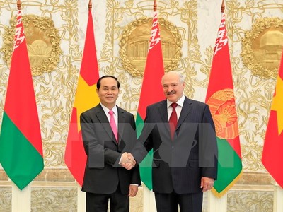 Chủ tịch nước Trần Đại Quang và Tổng thống Belarus Alexander Lukashenko chụp ảnh chung tại lễ đón (Ảnh: Nhan Sáng/TTXVN)