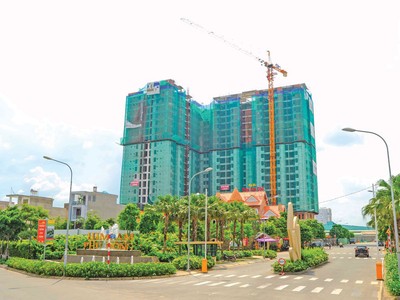 Khu dân cư bán biệt lập cao cấp Him Lam Phú Đông gồm 207 nền nhà phố & 400 căn hộ chất lượng cao dành cho giới trẻ. Hiện tại dự án đã cất nóc. Dự kiến bàn giao cuối năm 2017