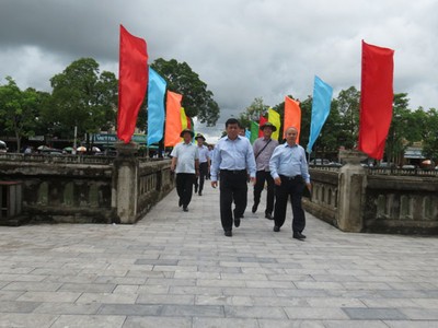 Bộ trưởng Bộ Kế hoạch và Đầu tư Nguyễn Chí Dũng dẫn đầu Đoàn công tác thăm Thành Cổ Quảng Trị (Ảnh: K.T)