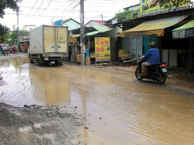 Con đường biến thành sông sau những trận mưa vừa