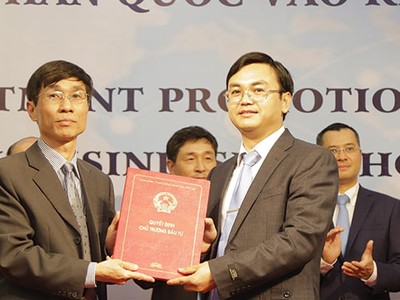 Ông Phan Văn Hiệu (bên trái), Chủ tịch Hội đồng
quản trị CVI Pharma đón nhận giấy chứng nhận đăng ký đầu tư Dự án Nhà máy dược phẩm công nghệ cao tại Khu công nghệ cao Hòa Lạc