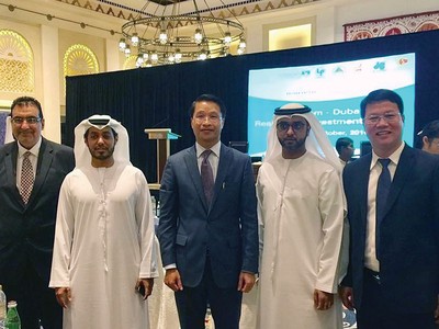 Ông Trần Trọng Hiếu (ngoài cùng bên phải) trong chuyến sang Dubai với mục đích huy động vốn bị "tiếp thị ngược"