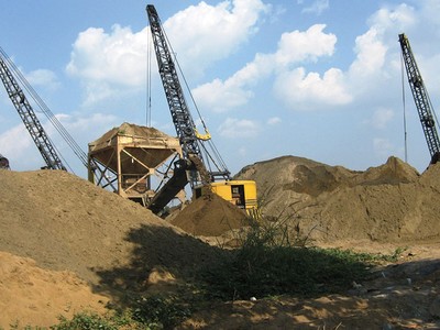 Việc sử dụng vô tội vạ đã dẫn đến nguy cơ thiếu cát trầm trọng. Ảnh: Nguyễn Thành