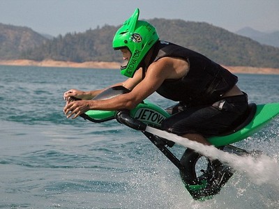 Jetovator, thiết bị đặc biệt có thể bay lên không trung giống như iron-Man