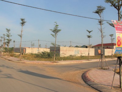 Đất nền đường Nguyễn Xiển (quận 9) vắng bóng người mua sau khi cơn sốt đi qua.Ảnh: Gia Huy