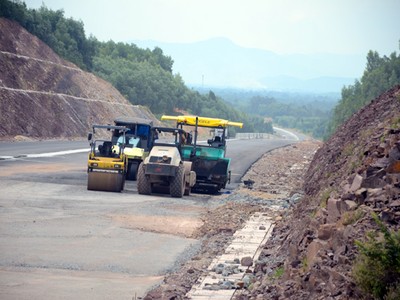 Tuyến cao tốc Đà Nẵng-Quảng Ngãi đang được xây dựng, dự kiến vào quý 1/2018 hoàn thành sẽ tạo thêm động lực mới trong kết nối và thu hút đầu tư vào Quảng Ngãi. Ảnh: Hà Minh