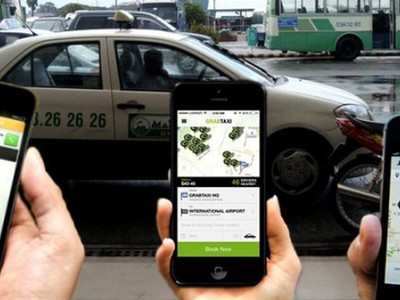 Việc người dân lựa chọn Uber, Grab để sử dụng đang khiến taxi truyền thống lâm vào khó khăn trong thời gian qua