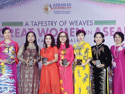 Bà Lê Thu Thủy (giữa) nhận giải Doanh nhân nữ tiêu biểu ASEAN.
