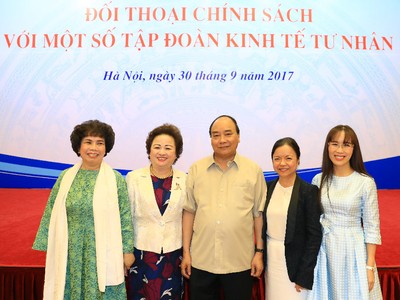 Thủ tướng với các nữ doanh nhân.