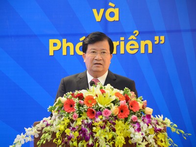 Phó Thủ tướng Trịnh Đình Dũng phát biểu chỉ đạo tại Hội nghị xúc tiến đầu tư Quảng Ngãi sáng 20/10. Ảnh: Hà Minh