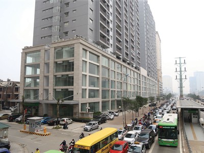 Tuyến đường Lê Văn Lương - Tố Hữu thường xuyên xảy ra ùn tắc, nhất là vào giờ cao điểm - Ảnh: Dũng Minh.