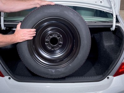 Chiếc lốp dự phòng nặng trịch là thứ cần được loại bỏ khi các hãng xe đứng trước áp lực phải giảm tiêu hao nhiên liệu, giảm khí thải.