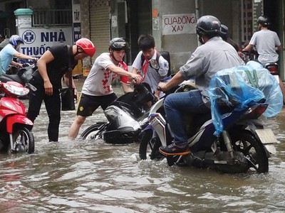 Đường Nguyễn Văn Quá (quận 12) ngập khiến nhiều xe chết máy khi đi qua đây