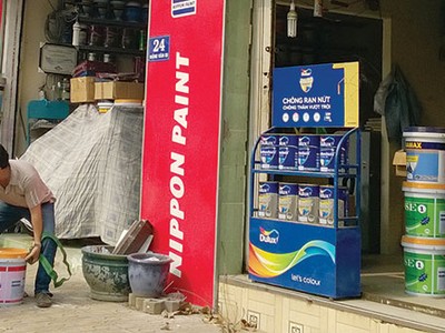 Thị trường sơn xây dựng hiện nay rất đa dạng, nhiều chủng loại, thương hiệu khiến người mua khó phân biệt thật - giả. Ảnh: Việt Dũng