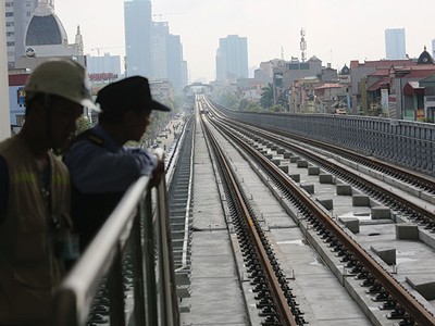 Trong bối cảnh đầu tư công còn dàn trải, thất thoát, kém hiệu quả, việc kiểm soát chặt nợ công là cần thiết