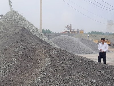 Giá bán đá xây dựng tại mỏ thấp nhưng dịch vụ vận chuyển quá cao. Ảnh: Gia Huy