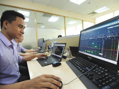 Trong nhóm cổ phiếu lớn, mã ROS “thăng hoa" bất thường khi tăng giá từ 115.500 đồng ngày 17/10 lên ngưỡng 200.000 hiện nay, nâng chỉ số VN-Index lên vài chục điểm