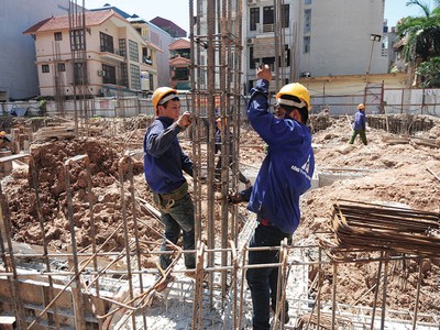 Mua nhà ở hình thành trong tương lai, người mua cần phải tìm hiểu kỹ để hạn chế rủi ro. Ảnh: Dũng Minh