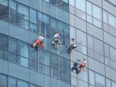 Các loại kính tiết kiệm năng lượng hiện được nhiều công trình sử dụng thay cho kính thông thường. Ảnh: Dũng Minh