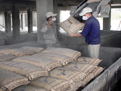 Tiêu thụ xi măng 10 tháng năm 2017 ước đạt 62,89 triệu tấn, bằng 79% kế hoạch năm. Ảnh: Việt Dũng