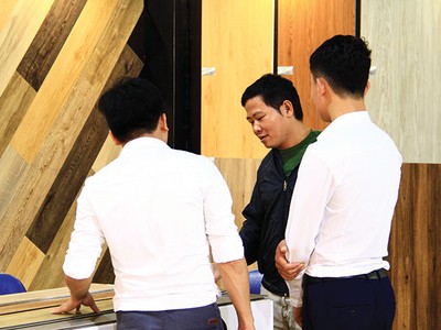 Xuất hiện của nhiều loại vật liệu nhân tạo, người tiêu dùng có thêm cơ hội lựa chọn các sản phẩm phù hợp. Ảnh: Nguyễn Thành