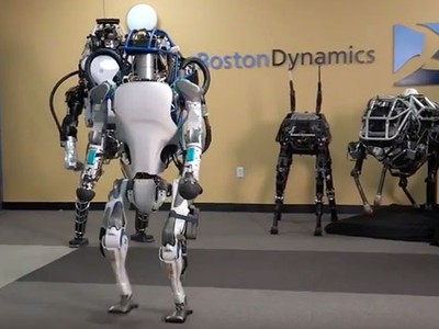 Robot Atlas của Boston Dynamics đã có thể nhảy nhót, lộn nhào mà vẫn giữ được thăng bằng