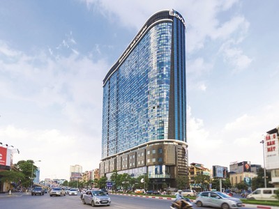 Kính cường lực thường được sử dụng trong các tòa nhà cao ốc, văn phòng, các công trình kiến trúc hiện đại. Ảnh: Nguyễn Thành