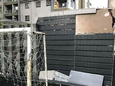 Chung cư cao cấp Docklands mới đưa vào sử dụng được 2 năm, nhưng một số hạng mục đã xuống cấp. Ảnh: Việt Dũng