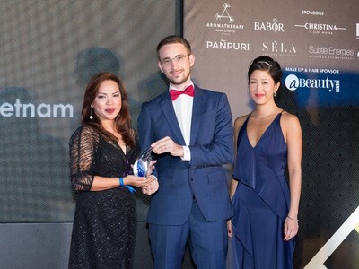 Đại diện Naman Retreat, Giám đốc Pure Spa - Bà Sheinette Ivy nhận cúp giải thưởng Destination Retreat Programme cho sản phẩm Detox Journey trong đêm trao giải AsiaSpa 2017 tại Hong Kong vào ngày 16/11