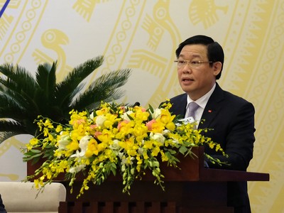 Phó Thủ tướng Vương Đình Huệ giới thiệu dự thảo Nghị quyết của Chính phủ về nhiệm vụ, giải pháp chủ yếu chỉ đạo, điều hành kế hoạch phát triển kinh tế - xã hội và dự toán ngân sách năm 2018 (Ảnh VGP/Quang Hiếu)