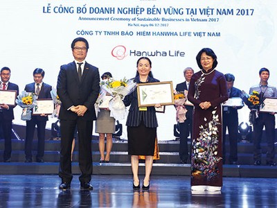 Hanwha Life Việt Nam nhận giải thưởng “Top 10 doanh nghiệp phát triển bền vững nhất Việt Nam 2017”