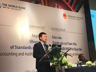 Ông Lê Vũ Trường trình bày tham luận tại hội thảo  công bố  "Báo cáo đánh giá sự tuân thủ 
các chuẩn mực và quy tắc kế toán, kiểm toán" do Chính phủ và World Bank phối hợp tổ chức