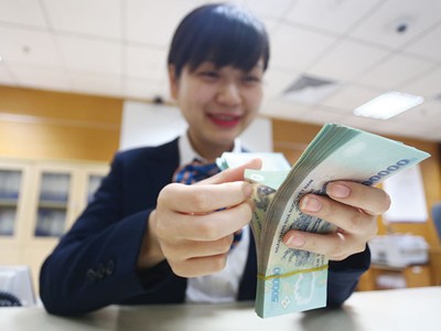 Với kết quả kinh doanh tích cực trong năm qua, nhiều ngân hàng hứa hẹn sẽ thưởng "hậu" cho cán bộ, nhân viên.