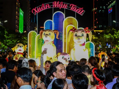 Đường hoa Nguyễn Huệ đông nghịt người ngày khai mạc