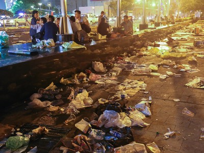 'Biển' rác ở trung tâm Sài Gòn sau màn pháo hoa đêm giao thừa