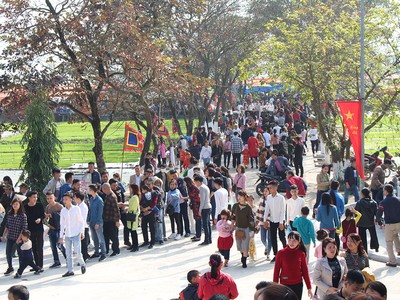 Du khách ùn ùn kéo về đền Sái cầu an đầu năm