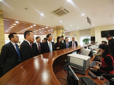 Nhà đầu tư nước ngoài tham quan một buổi đấu giá cổ phần tại Sở Giao dịch Chứng khoán Hà Nội