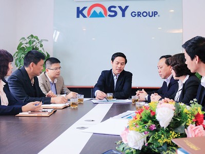 Ban lãnh đạo Kosy trong một buổi họp