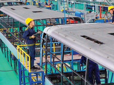 Nóng cuộc đua xe ngoại, xe nội