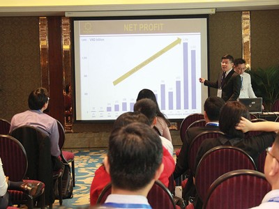 Đại diện một doanh nghiệp đang chia sẻ thông tin và giải đáp các câu hỏi của nhà đầu tư