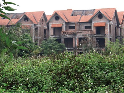 Dự án Khu đô thị Quang Minh 10 năm nay vẫn trong tình trạng “cửa đóng, then cài”, hoang vắng. Ảnh Đức Thành