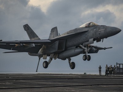 Tiêm kích Super Hornet hạ cánh trong cuộc thử nghiệm. Ảnh: US Navy.