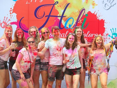 Nghìn người hoà mình trong lễ hội 'mưa' bột màu