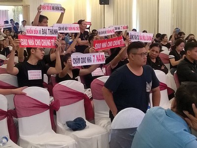 Hàng trăm khách hàng bức xúc trước việc chủ đầu tư nhiều lần thất hứa 