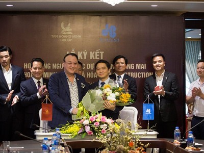 ​Ông Đỗ Anh Dũng – CT HĐQT Tập đoàn Tân Hoàng Minh và ông Lê Viết Hải – CT HĐQT Tập đoàn Hòa Bình tại buổi lễ ký kết