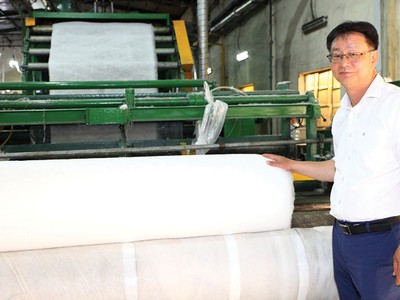 Hoạt động chính của Mirae là sản xuất bông tấm. Trong ảnh: Ông Chris Kim, Phó tổng giám đốc Mirae đang kiểm tra sản phẩm