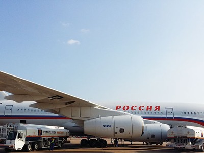 Petrolimex Aviation tra nạp nhiên liệu cho chuyên cơ 
chở Thủ tướng Nga Medvedev tại Sân bay quốc tế Nội Bài.