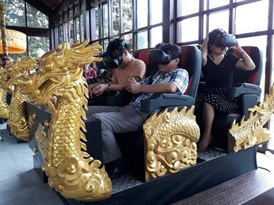 Du khách trải nghiệm chương trình "Đi tìm hoàng cung đã mất". Ảnh: Thùy Trang.